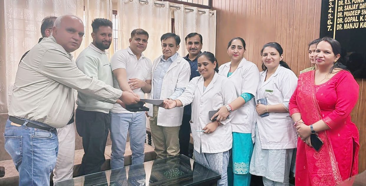 Paramedical staff submitted memorandum to SMO demanding cancellation of online transfer policy