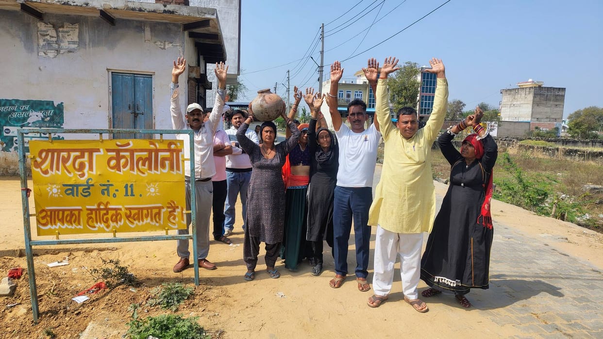 Ward 11 is seething with water crisis, people protest by breaking pots