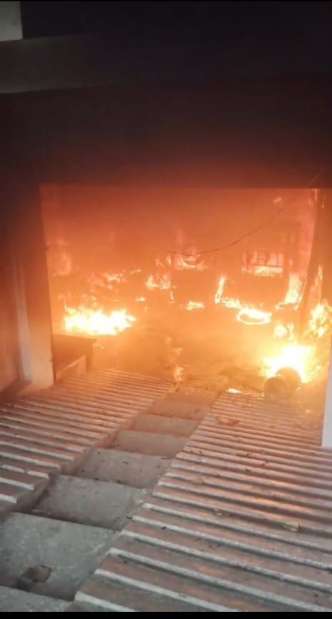 Fire breaks out in e-rickshaw warehouse, goods worth lakhs burnt