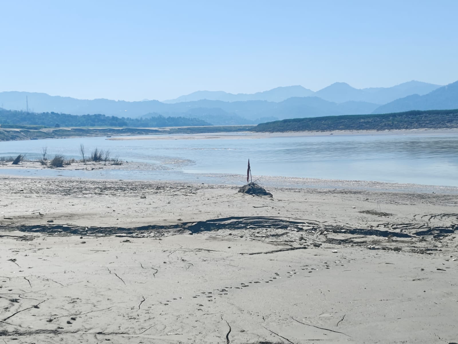 Along with Gobind Sagar Lake, silt will also be removed from Seer Khad.