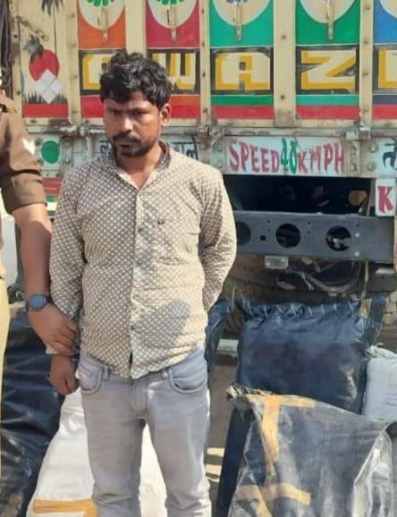 150 kg of marijuana hidden under an aluminum bundle driver arrested vehicle owner four others wanted