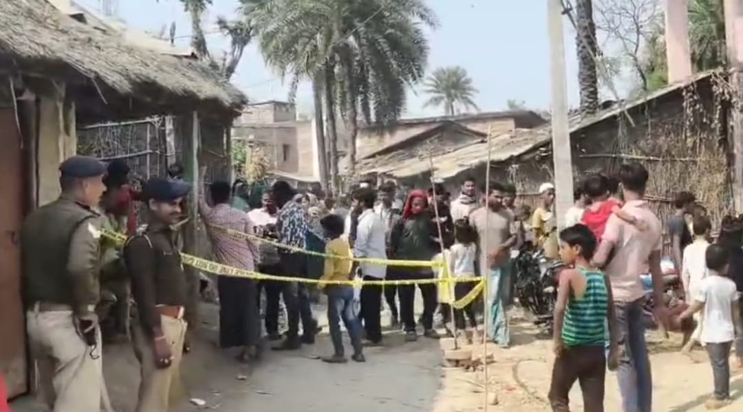 गांव में जुटी पुलिस