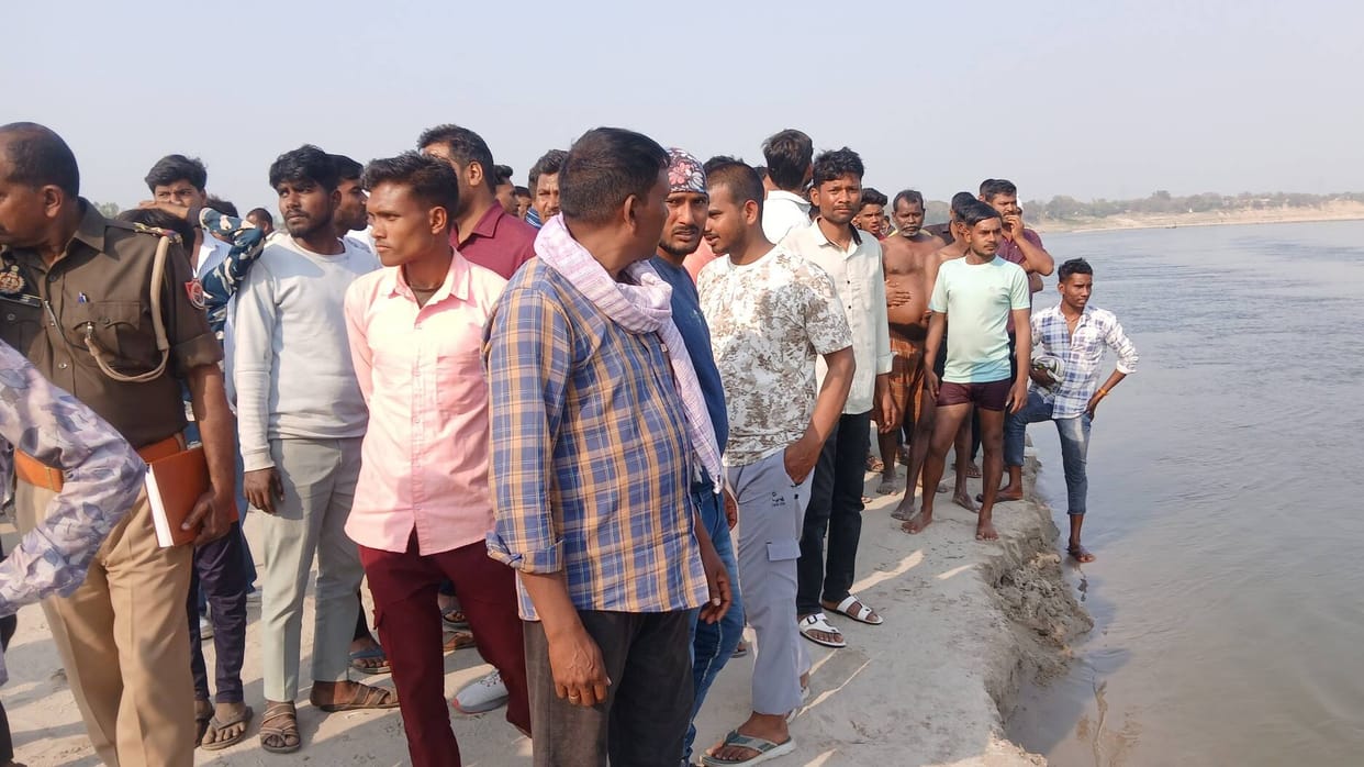 A high school student who went to Sitamarhi with his friends after taking a Sanskrit exam drowned in the Ganga river and died.