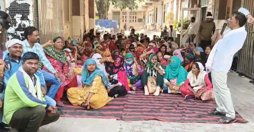 Sanitation workers on strike, garbage piles up everywhere