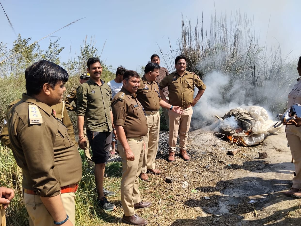 Illegal liquor traders hid in Mainpuri district by jumping into the Kali river