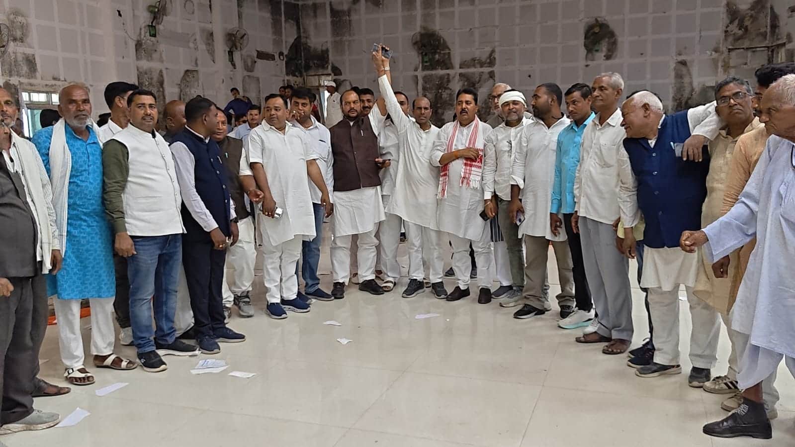 जदयू जिलाध्यक्ष के चुनाव में हंगामा करते कार्यकर्ता