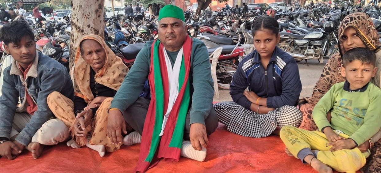 The family of the deceased electrician has been on strike for 110 days, hoping for justice.