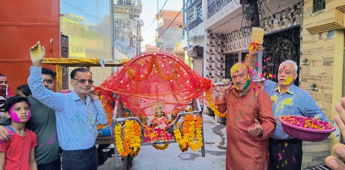 Laddu Gopal's palanquin procession was carried out with great pomp and show.
