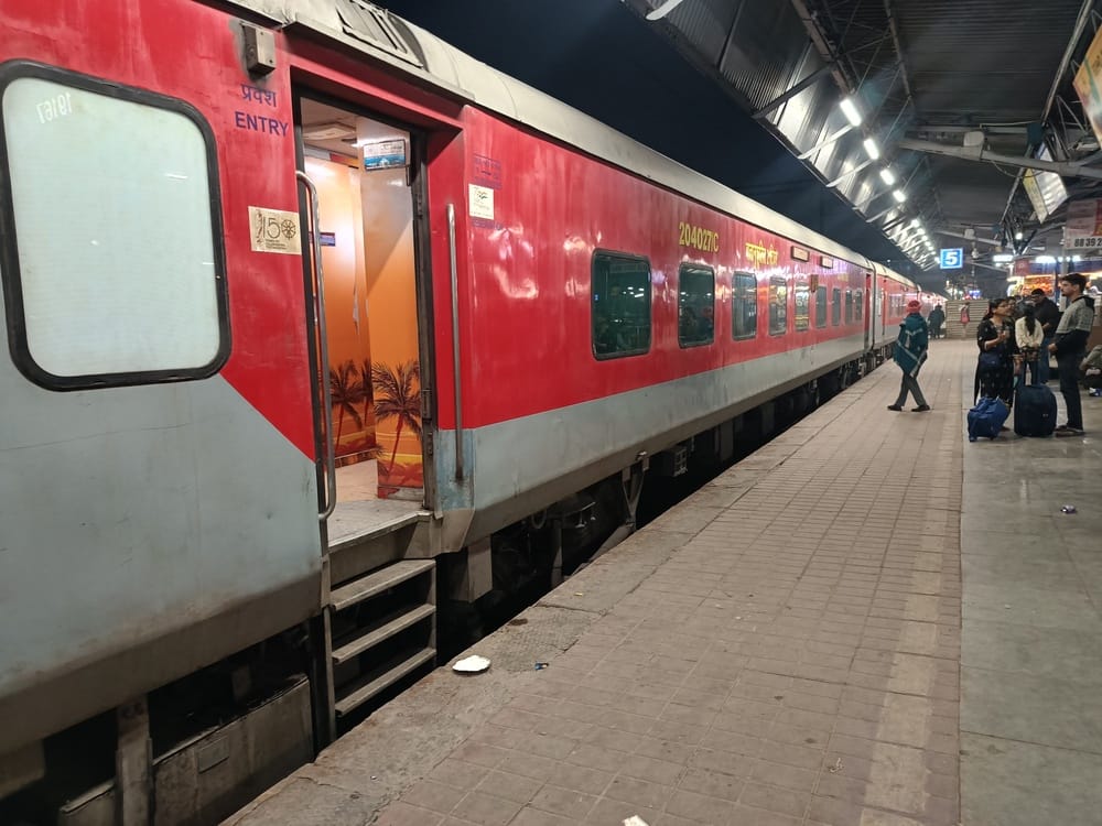 होली पर चलेंगी स्पेशल ट्रेनें।