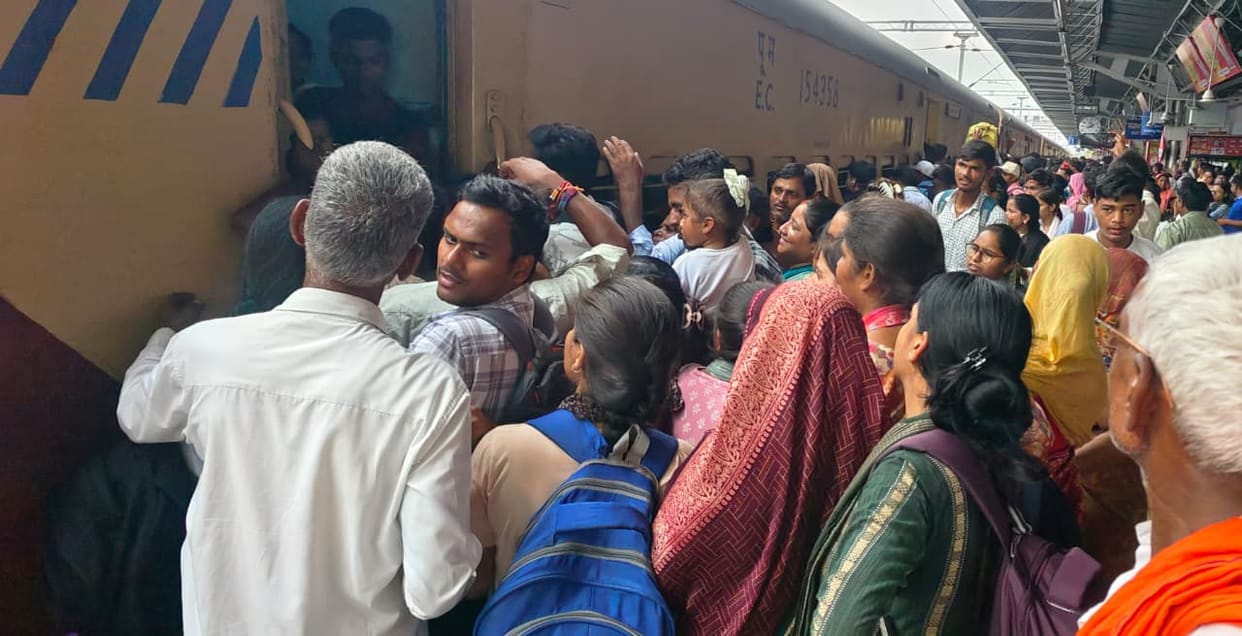 Buses and trains run out of space, making Holi a challenging time for homecoming