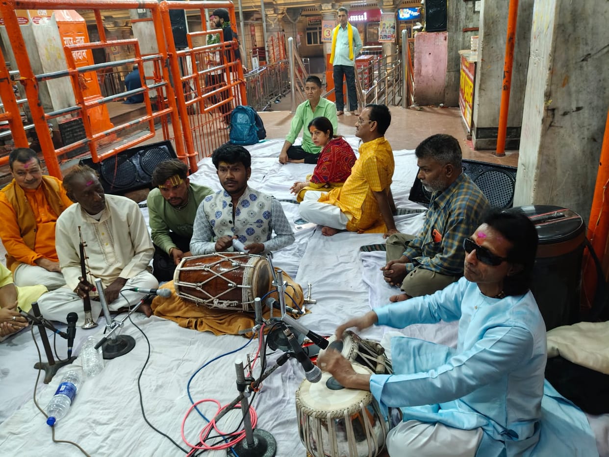 The audience kept dancing till late night on Holi Chaiti at Maa Vindhyavasini Temple.