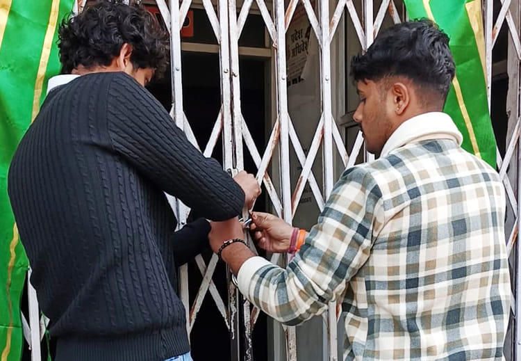 Angered by the non-acceptance of their demands, ABVP workers locked the Mandi College gate.