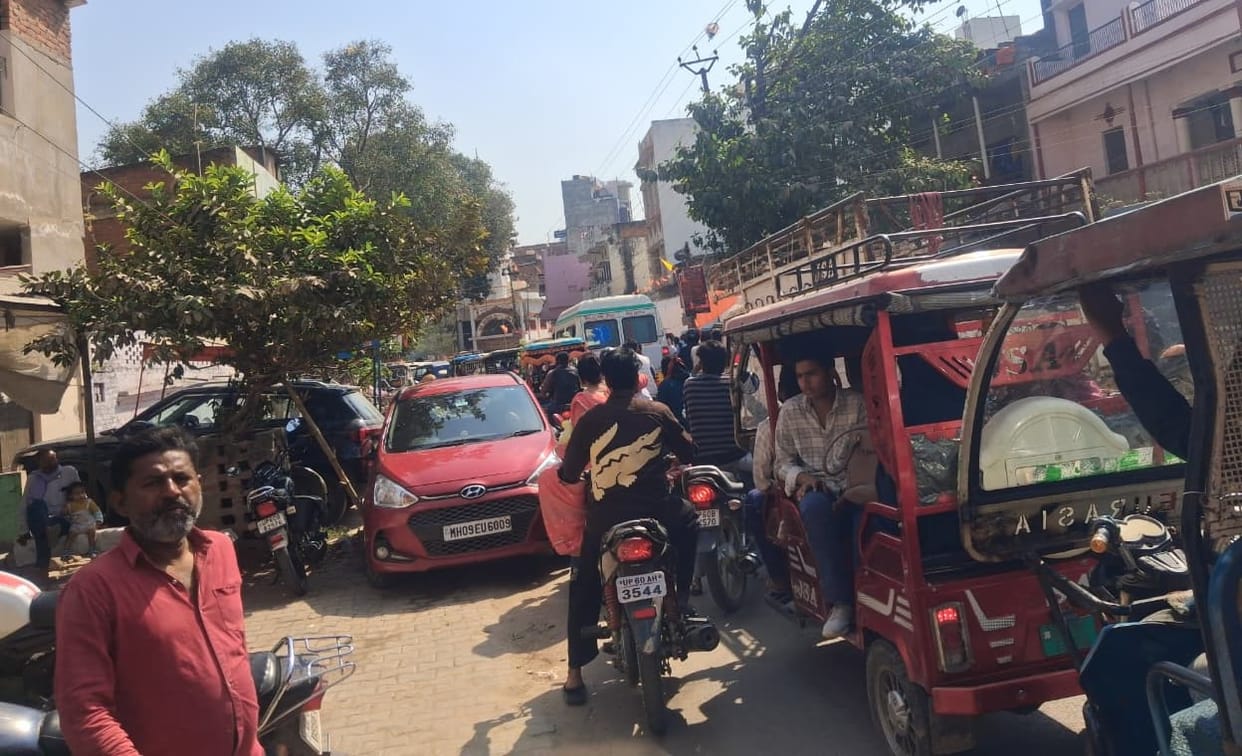Ambulance stuck between vehicles on overbridge for half an hour