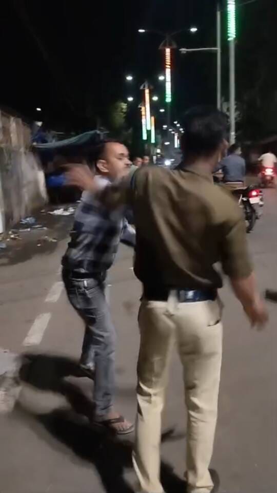 पुलिस से मारपीट करते हुए आरोपी।