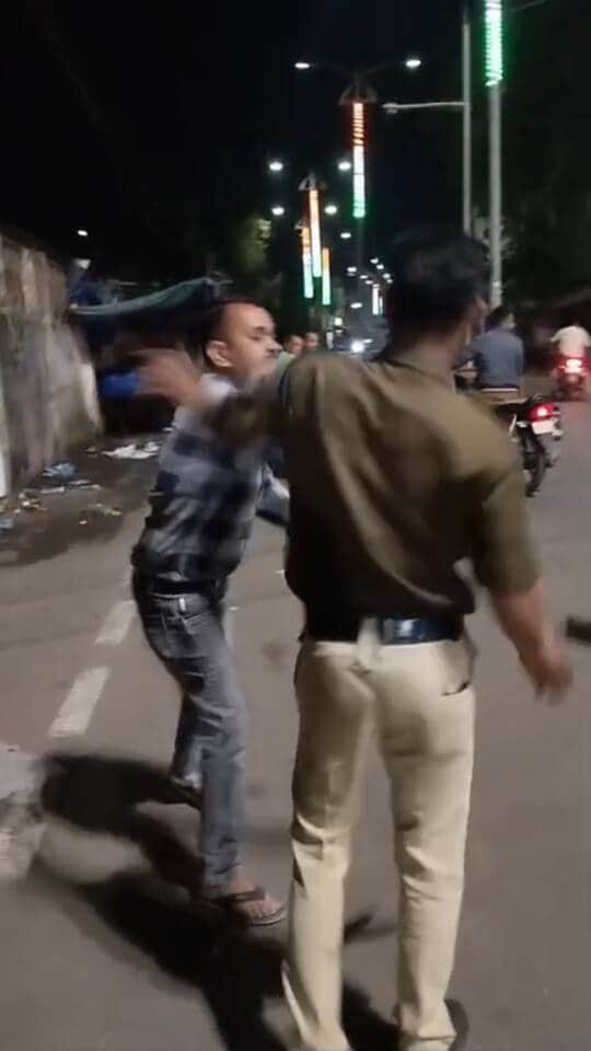 पुलिस से मारपीट करते हुए आरोपी।