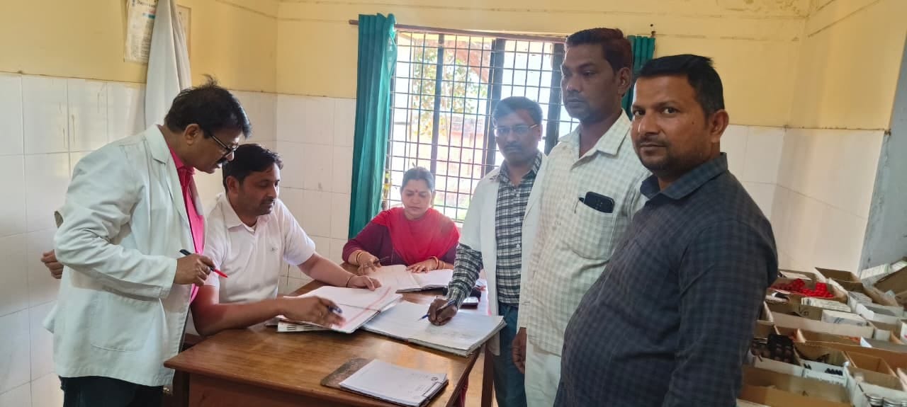 प्राथमिक स्वास्थ्य केंद्र पर चिकित्सक को दिखाने पहुंचे रोगी। 