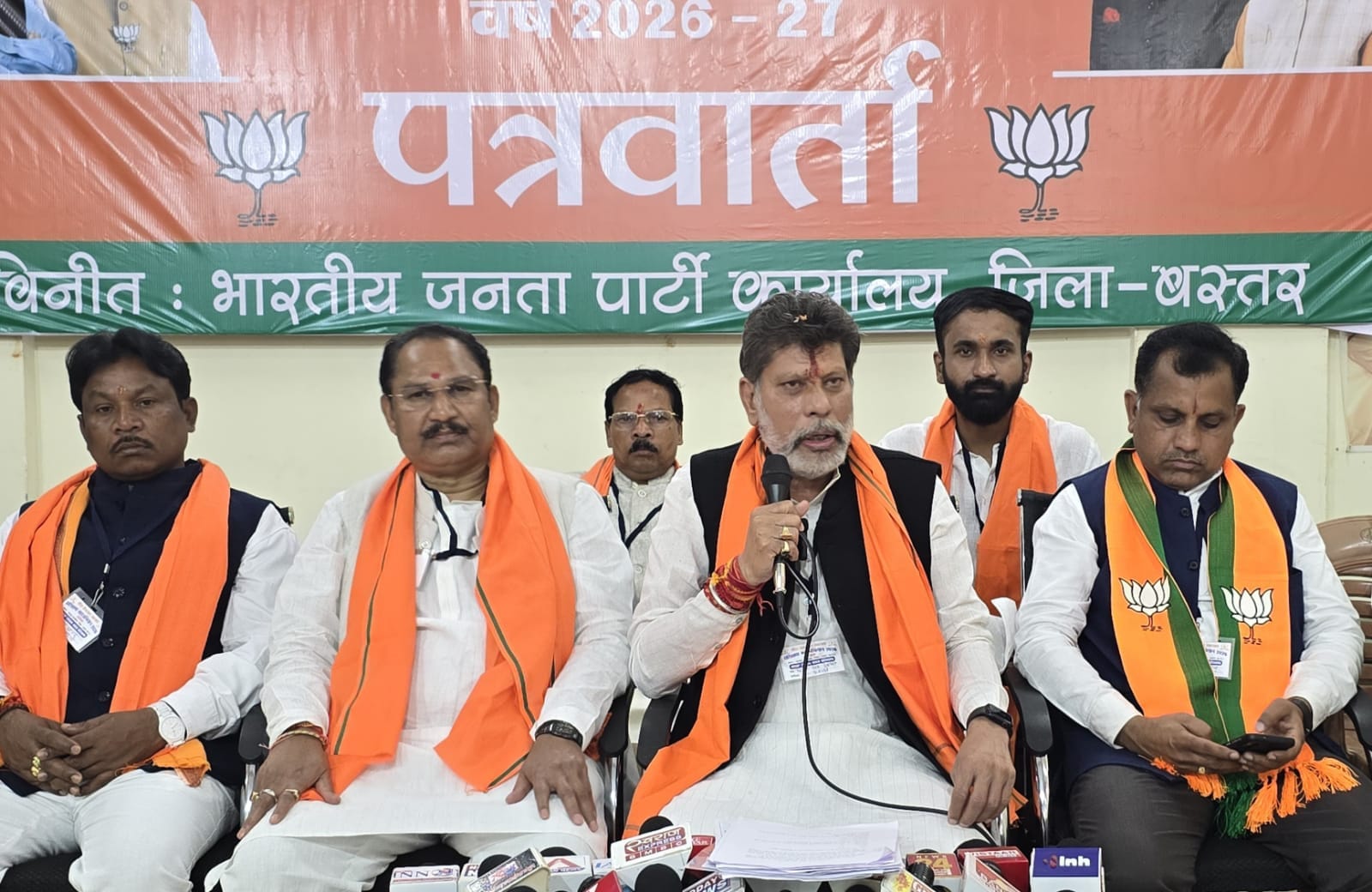 पत्रवार्ता लेते प्रदेश अध्यक्ष