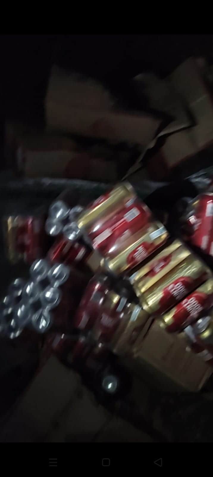 ट्राला पलटा, बाकी घाट में बीयर पेटियों की लूट और पथराव।