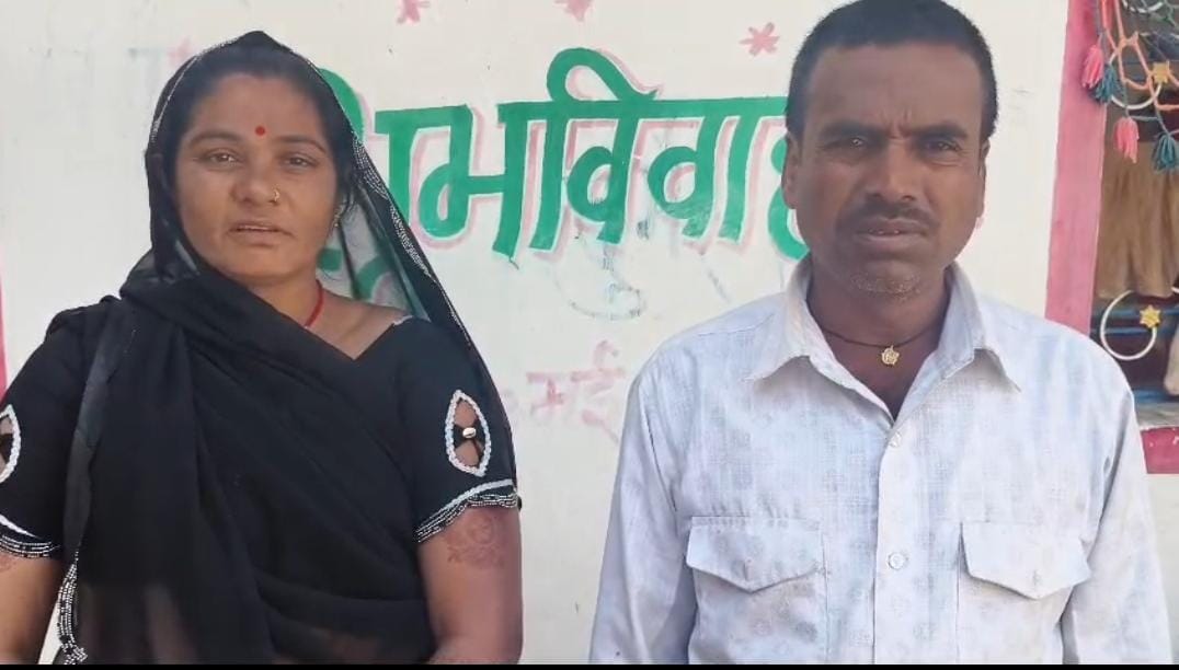 पीड़ित के साथ उसकी पत्नी।