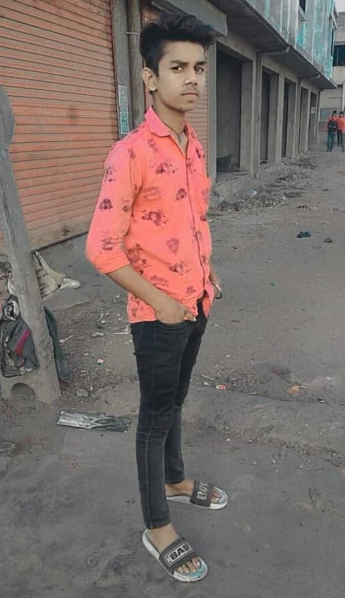 A young man died in an accident, and the driver was freed by the mob after beating up his family.