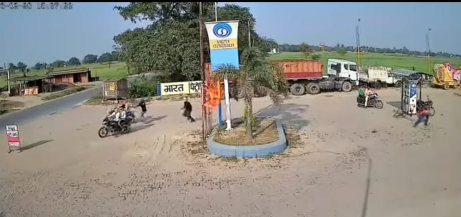 Panic due to robbery and firing incident at petrol pump in broad daylight