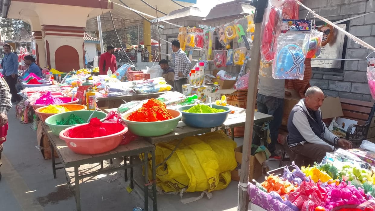 Electric water guns and water tanks have become the first choice of people.