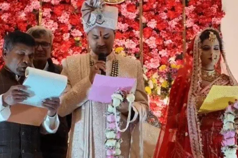 Bihar News : young man and woman got married by taking oath Constitution Bihar Darbhanga news