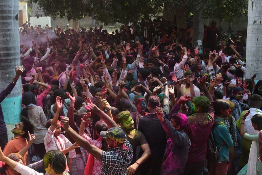 Minister of State also played holi of flowers with devotees