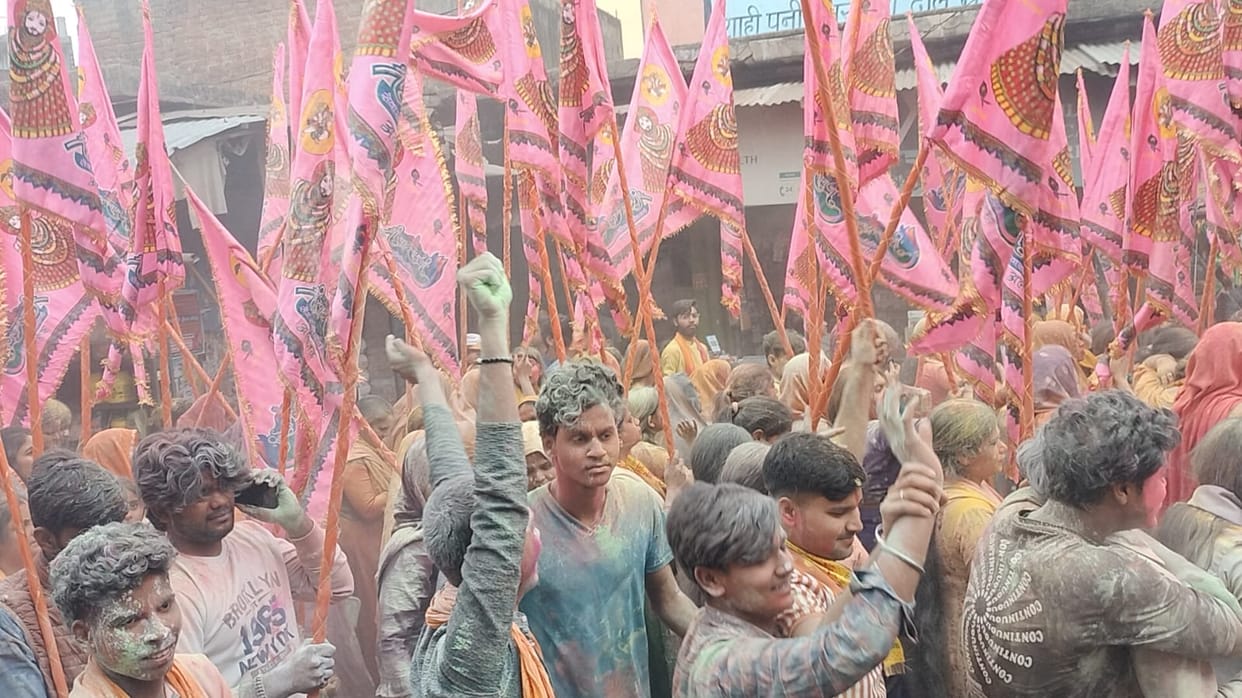 Khatu Shyam's Nishan Yatra started with great pomp, the city was colored with Gulal.