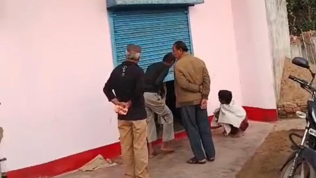 Lakhs of rupees stolen from a jewellery shop in the middle of the colony by breaking its shutter.