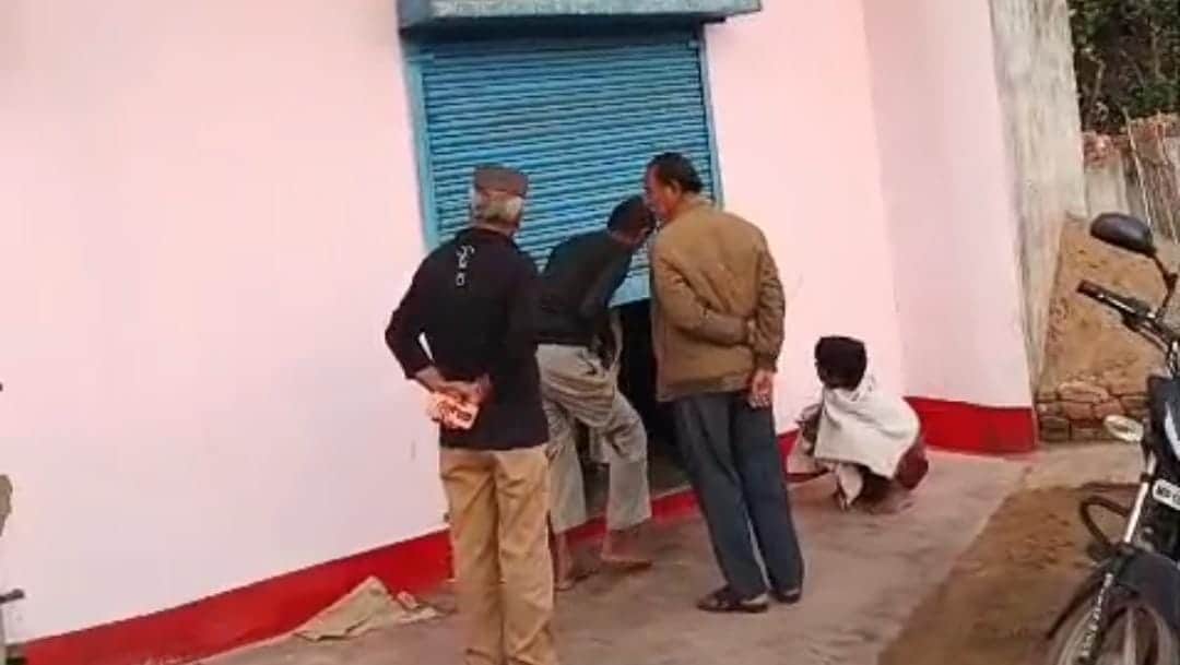 दुकान के बाहर मौजूद लोग।