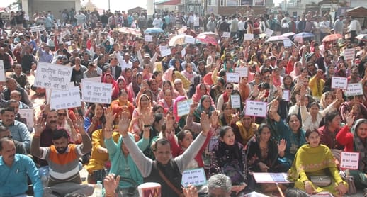 Teachers took to the streets against the cluster and complex system.