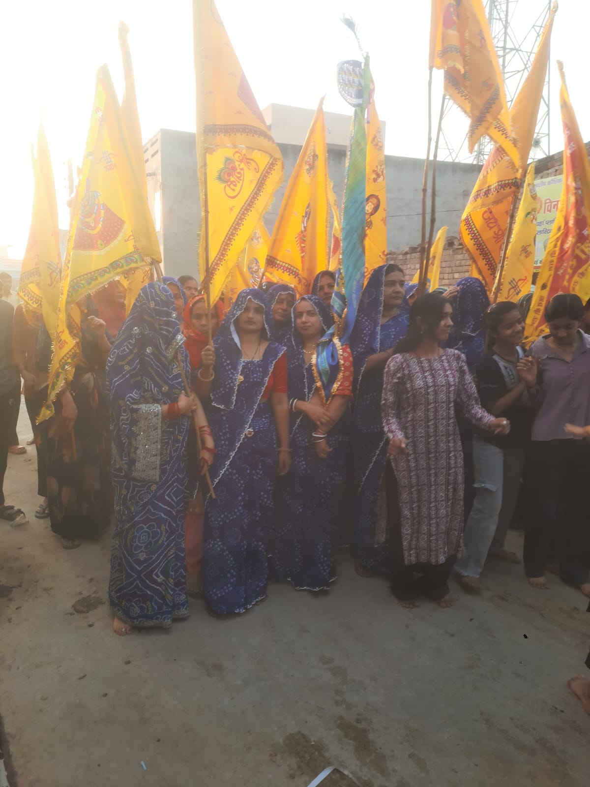 A huge flag procession started from Sanwad to Dharedu Dham, devotees gathered in large numbers.