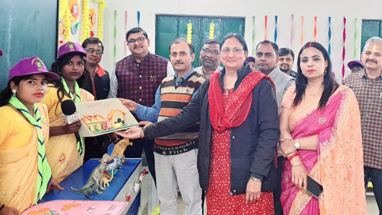 Students presented science models at the exhibition.