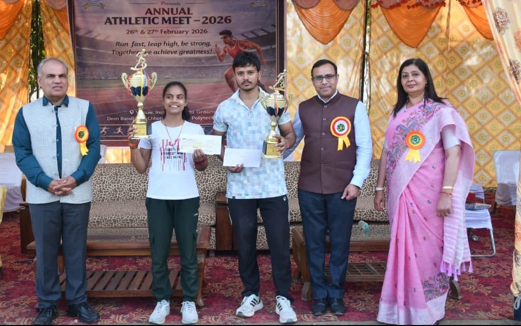 विजेता खिलाड़ियों को सम्मानित करते अतिथि