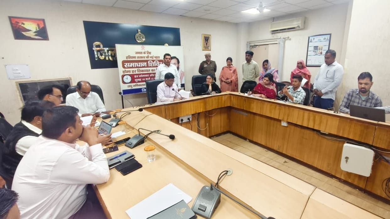 DC Mohammad Imran Raza listened to public problems in the Samadhan Camp.