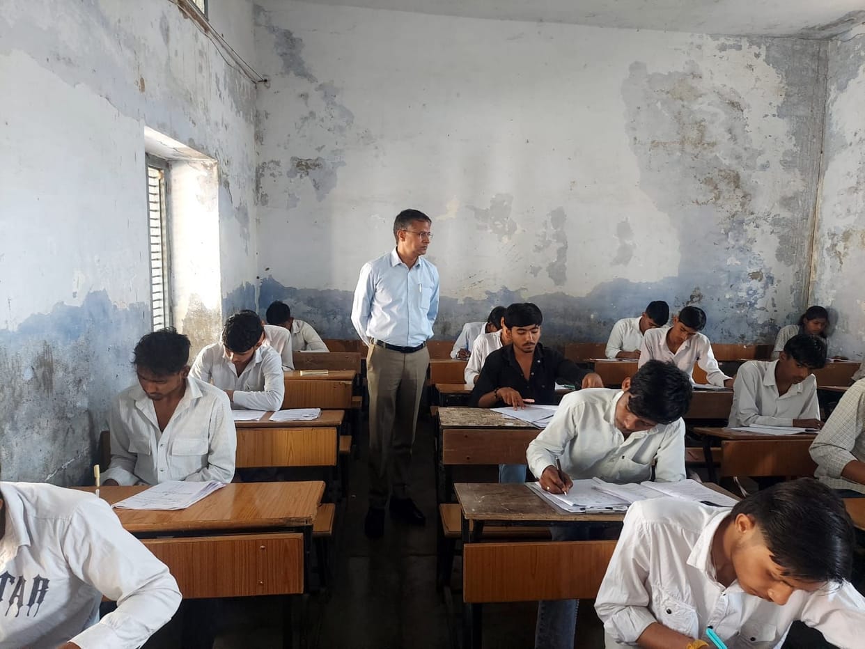 SDM Hoshiyaar Singh inspected the Budha Kheda Lathar examination center.