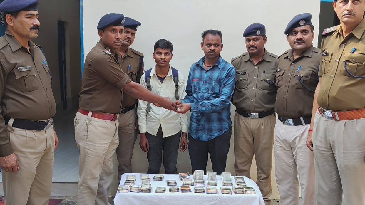 A bucket containing Rs 2.75 lakh was left in the train, and was found by the RPF.