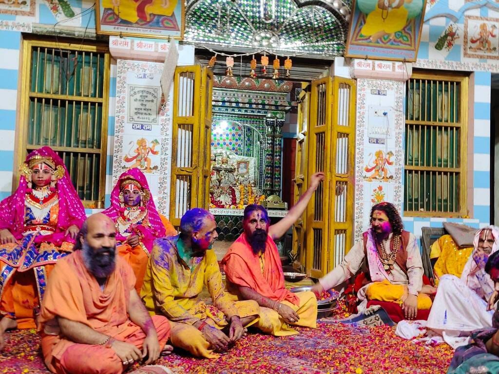 Saints celebrated Holi with flowers, the atmosphere was filled with devotion and music