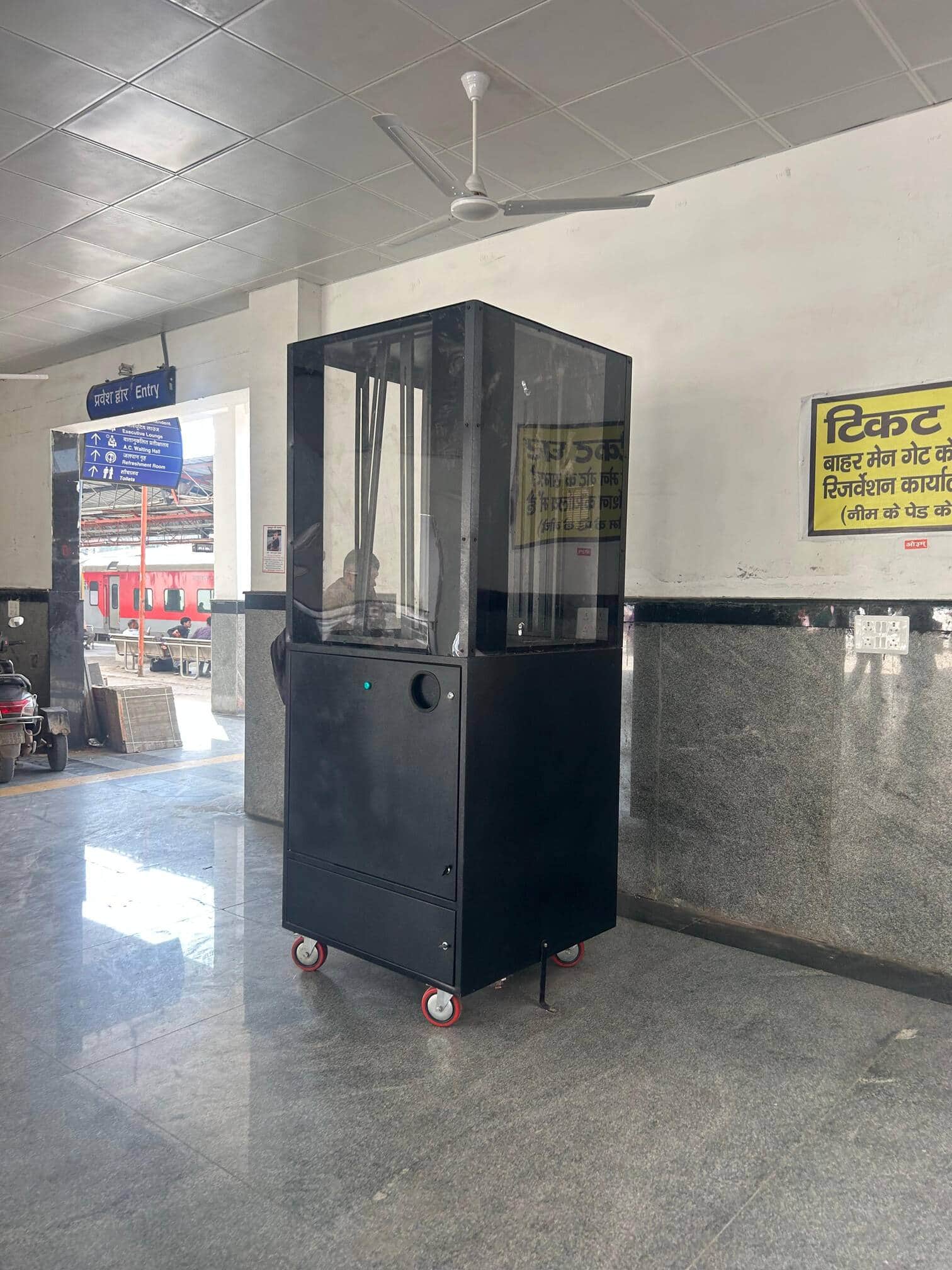 1-रोहतक रेलवे स्टेशन के प्रवेश द्वार के निकट रखी पीबीसी मशीन। संवाद