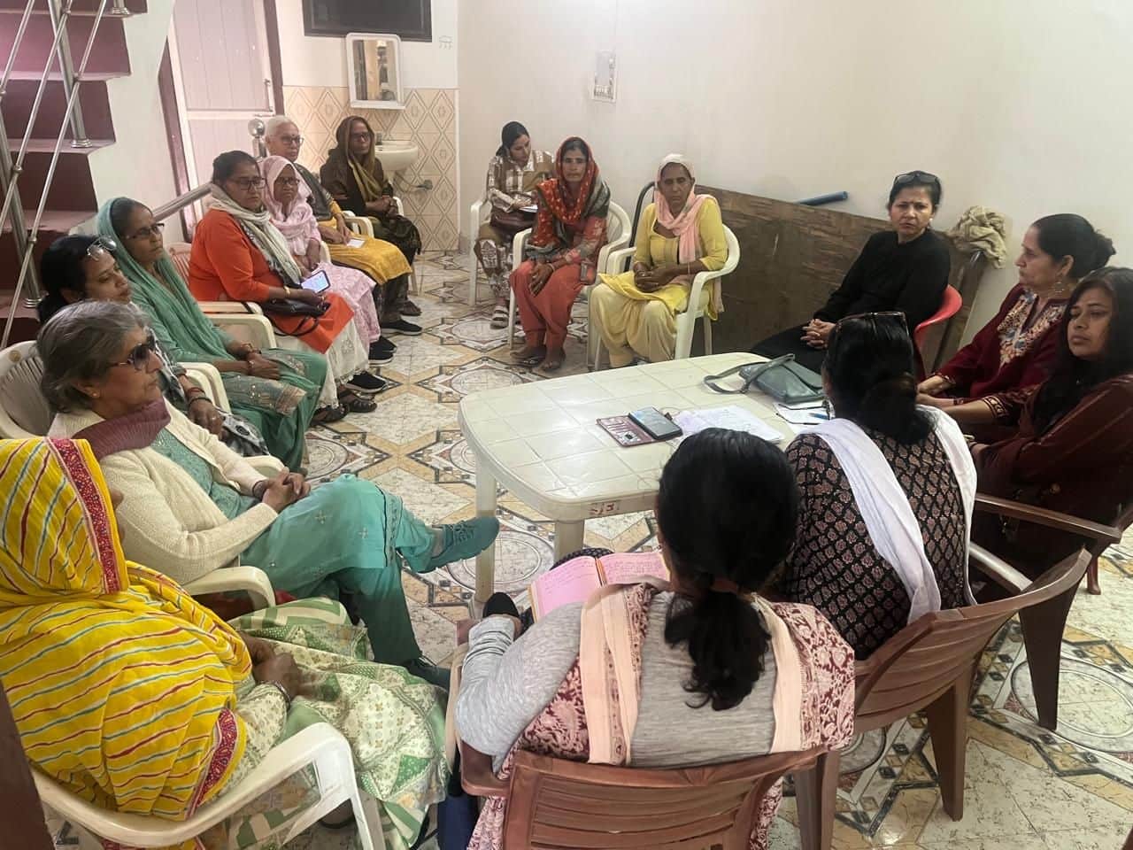 13-कार्यशाला में भाग लेते हुए जनवादी महिला समिति की अनेक पदाधिकारी। स्रोत समिति  संवाद न्यूज ए