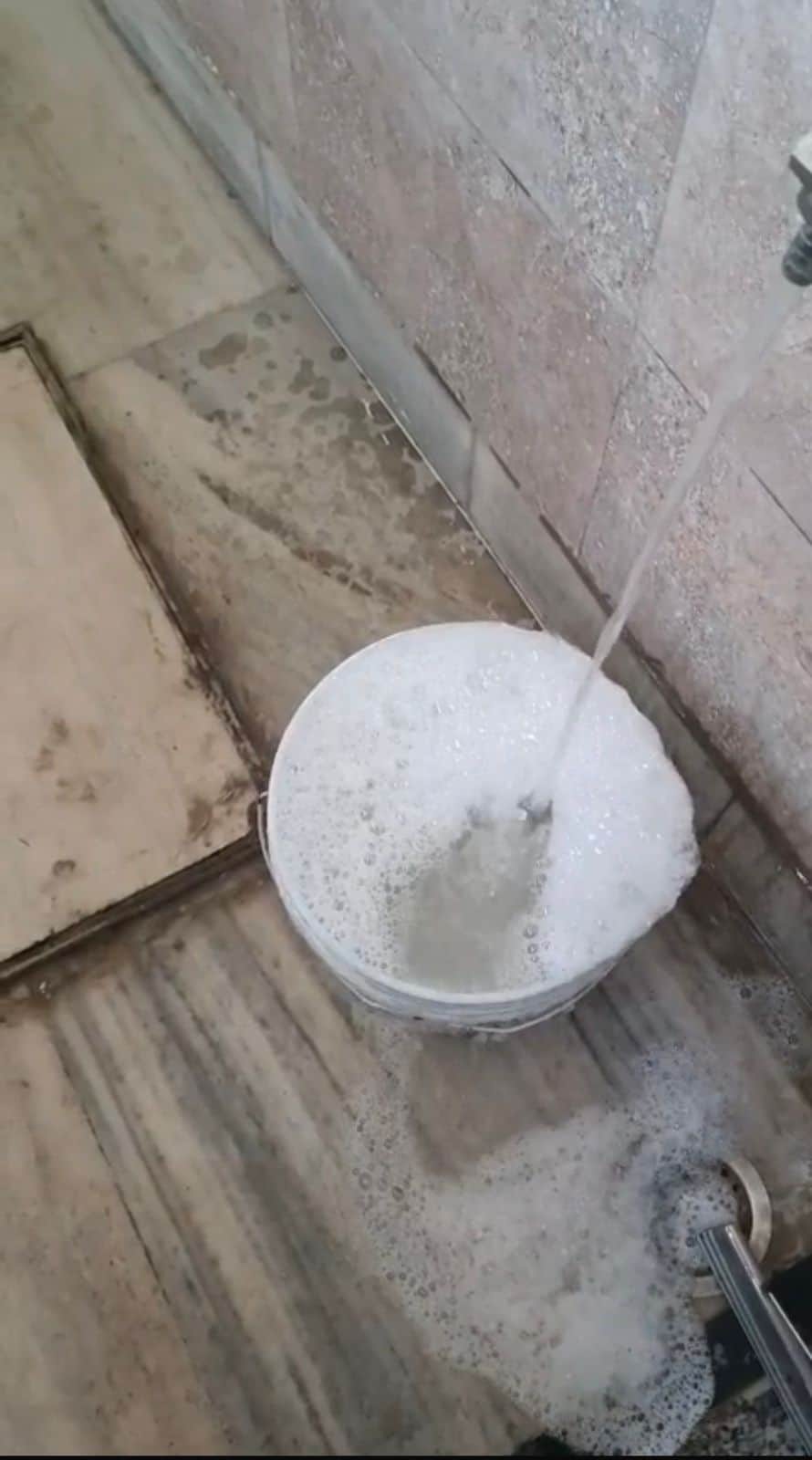 15-रोहतक के भिवानी रोड स्थित गीतांजलि एन्क्लेव में सप्लाई होता गंदा पानी। स्रोत : कॉलोनी वासी