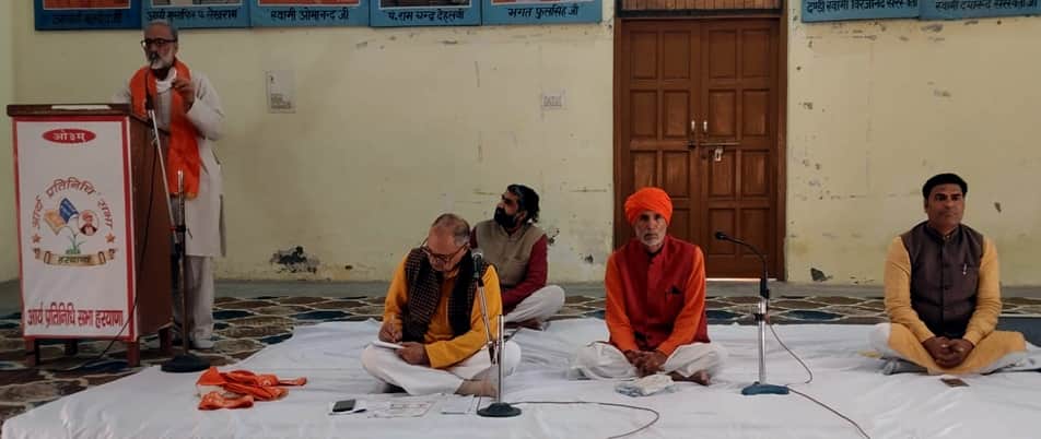 17- गोहाना रोड पर स्थित दयानंद मठ में प्रवचन देते आर्यप्रतिनिधि। स्रोत : मठ