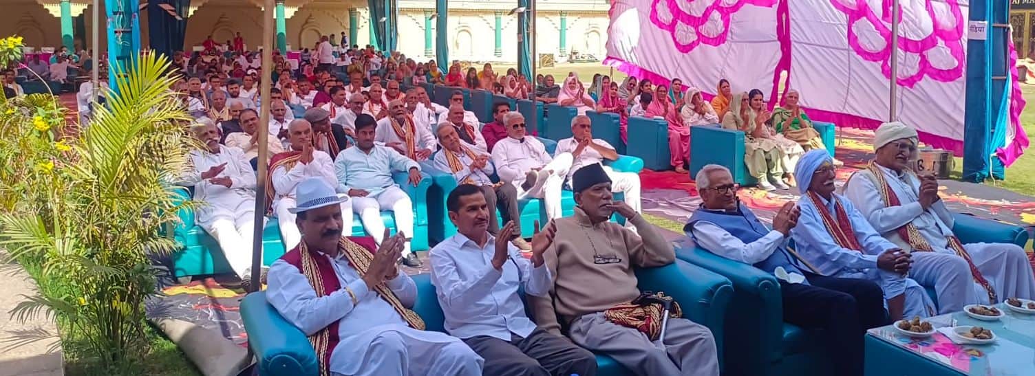 21-शहर में मनाए गए परिवार एवं होली मिलन समारोह में मौजूद गोच्छवाल प्रवासी सोसायटी के सदस्य व ग्