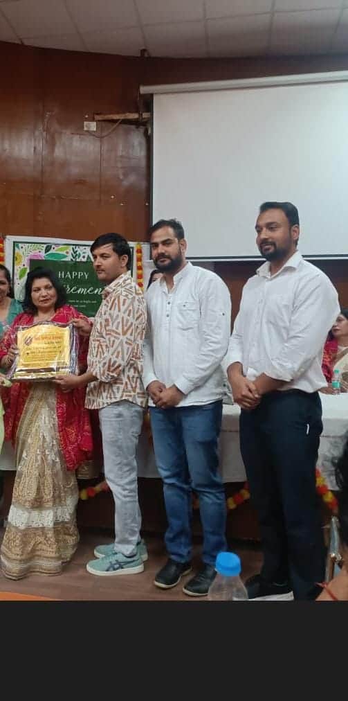 22-पीजीआई में नर्सिंग ऑफिसर सुदेश को सम्मानित करते एसोसिएशन प्रधान विकास फोगाट व अन्य। स्रोत :ए