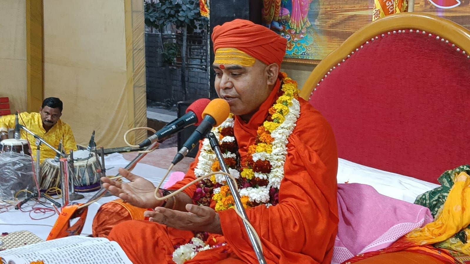 25-श्रीराम कथा के तीसरे दिन शिव विवाह कथा सुनाते हुए महामंडलेश्वर आचार्य विश्वेश्वरानंद गिरी । 