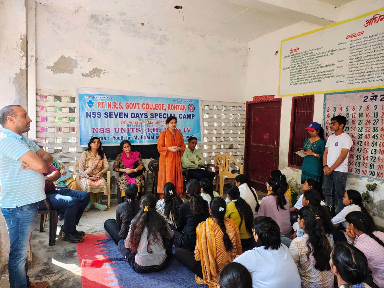 29- कैंप में स्वयंसेवकों को संबोधित करते डॉ. तमन्ना हुड्डा व अन्य। स्रोत : कॉलेज