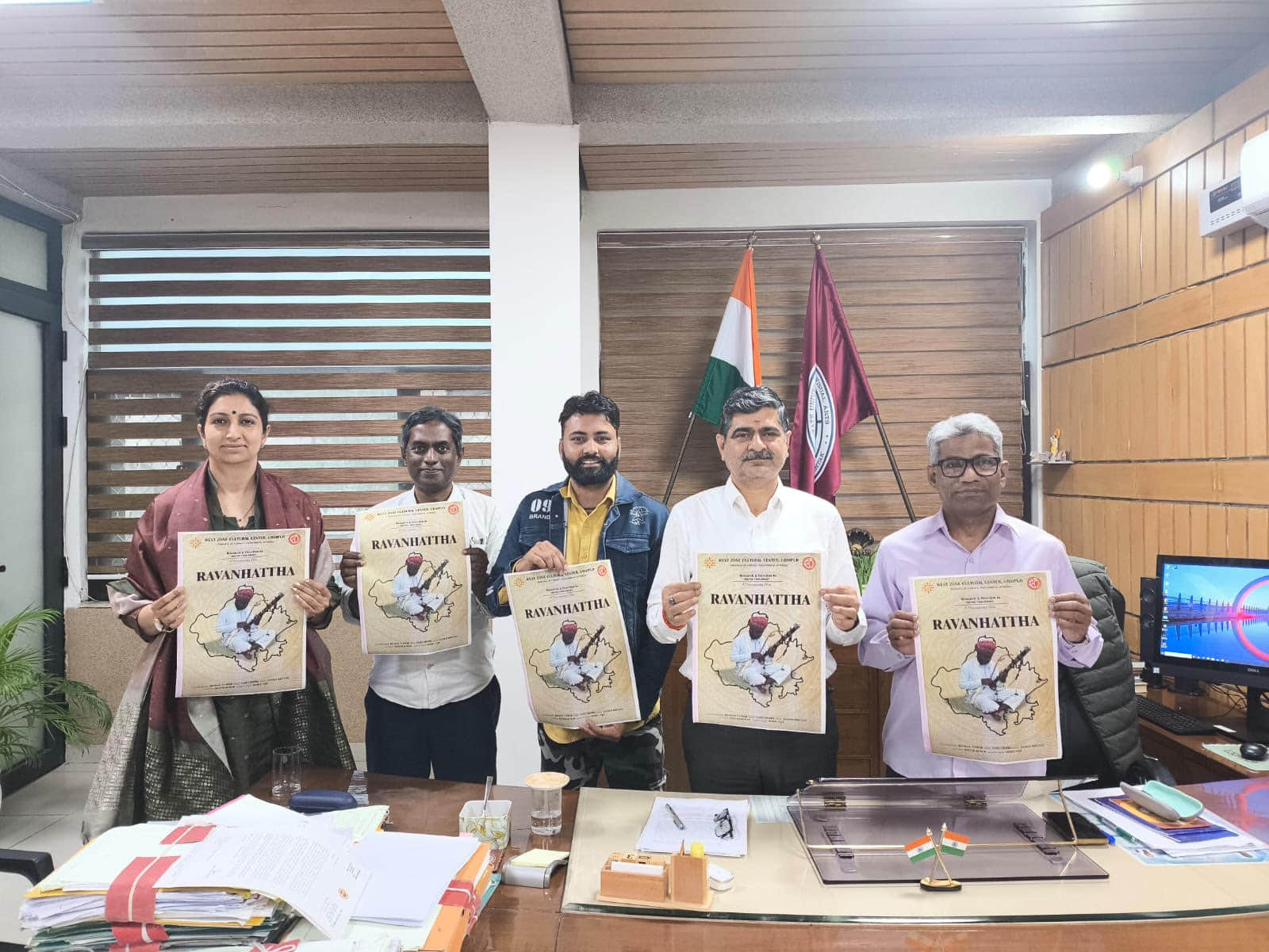 3-अपने कार्यालय में विद्यार्थियों की डॉक्यूमेंट्री फिल्म ‘रावण हत्था’’ का पोस्टर जारी करते कुलप