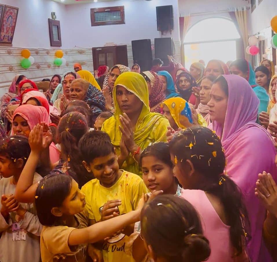 45-श्रीभगवद धाम आश्रम में फूलों की होली मनाते हुए श्रद्धालु । स्रोत श्रद्धालु