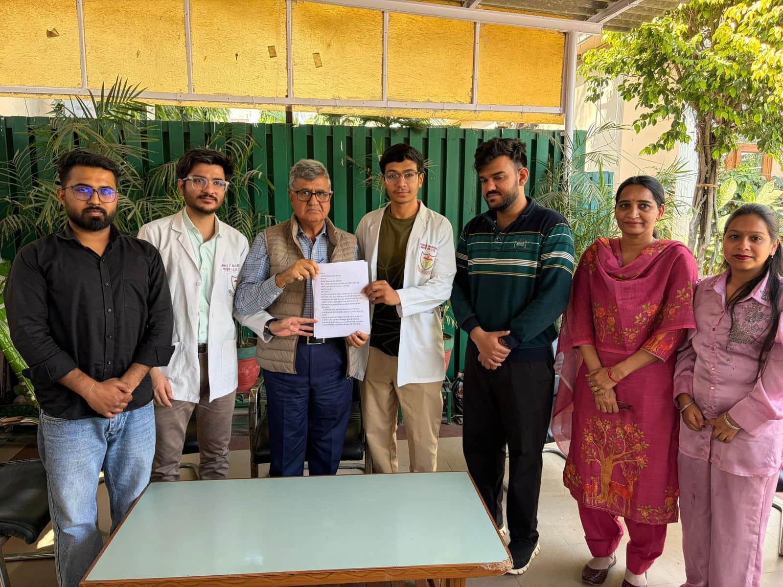 8- बॉन्ड पॉलिसी को लेकर विधायक भारत भूषण बतरा को सहयोग के लिए मांग पत्र साैंपते एमबीबीएस छात्र।